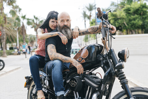 Älteres Hipster-Paar auf einem Motorrad, Valencia, Spanien, lizenzfreies Stockfoto