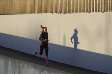 Junge Frau beim Joggen - CUF02717