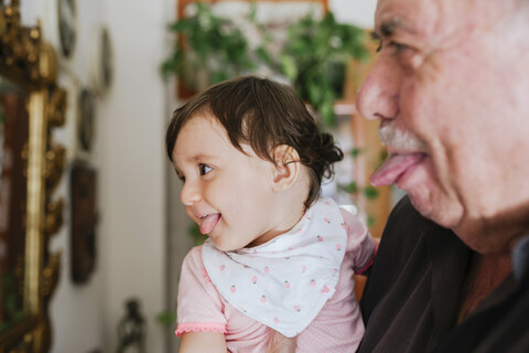 Großvater und Enkelin haben Spaß zusammen, lizenzfreies Stockfoto