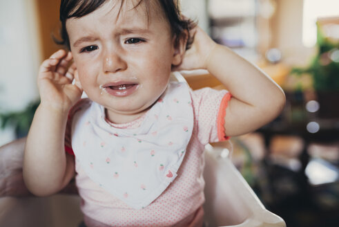Porträt eines weinenden kleinen Mädchens zu Hause - GEMF01957