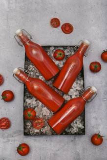 Eisgekühlter hausgemachter Tomatensaft in Bügelverschlussflaschen - RTBF01259