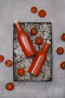Eisgekühlter hausgemachter Tomatensaft in Bügelverschlussflaschen - RTBF01260