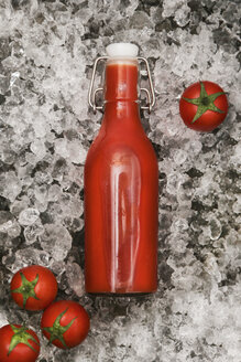 Eisgekühlter hausgemachter Tomatensaft in Bügelverschlussflasche - RTBF01261