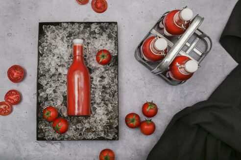 Eisgekühlter hausgemachter Tomatensaft in Bügelverschlussflasche - RTBF01262