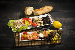 Antipasti, Thunfisch, Salat, gefüllte Paprika, weiße Bohnen, schwarze Oliven, Garnelen, saure Sahne, Tomaten und Weißbrot - MAEF12581