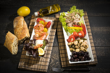 Antipasti, Thunfisch, Salat, gefüllte Paprika, weiße Bohnen, schwarze Oliven, Garnelen, saure Sahne, Tomaten und Weißbrot - MAEF12582