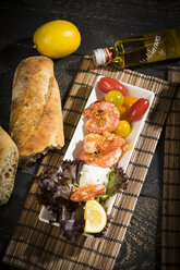 Antipasti, Thunfisch, Salat, gefüllte Paprika, weiße Bohnen, schwarze Oliven, Garnelen, saure Sahne, Tomaten und Weißbrot - MAEF12583
