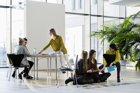 Mentor und Kollegen arbeiten mit Farbmustern, lizenzfreies Stockfoto