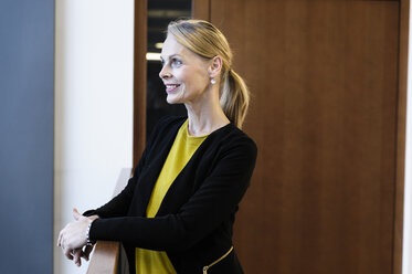 Reife Geschäftsfrau mit Blick auf das Büro-Atrium - CUF02820