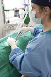 Tierarzt führt Operation in der Chirurgie durch - CUF02827