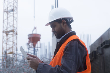 Bauingenieur auf der Baustelle - CUF02916