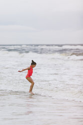 Mädchen springt über die Wellen, Dauphin Island, Alabama, USA - CUF02959