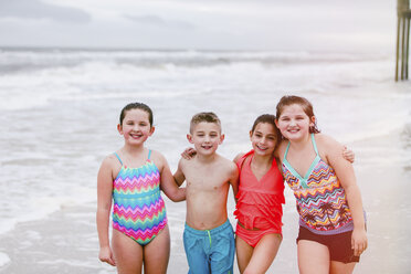 Porträt eines Jungen und dreier Mädchen am Strand, Dauphin Island, Alabama, USA - CUF02960