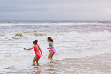 Zwei Mädchen spielen in den Meereswellen, Dauphin Island, Alabama, USA - CUF02964
