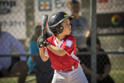 Junge spielt Baseball - CUF02979