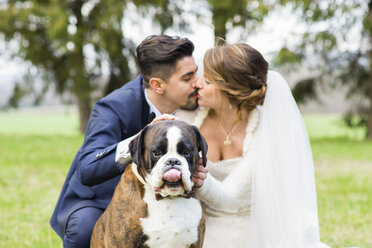 Porträt von Braut und Bräutigam mit ihrem Hund - CUF02992