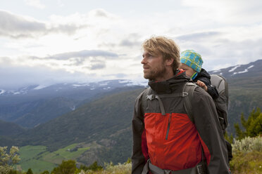 Männlicher Wanderer mit Sohn in Berglandschaft, Nationalpark Jotunheimen, Lom, Oppland, Norwegen - CUF03003