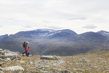 Mann mit Söhnen beim Wandern in einer Berglandschaft, Jotunheimen-Nationalpark, Lom, Oppland, Norwegen - CUF03004