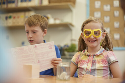 Grundschüler und Mädchen beim Experimentieren im Klassenzimmer - CUF03047