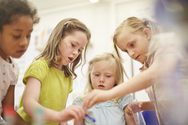 Grundschülerinnen beim Experimentieren im Klassenzimmer - CUF03052