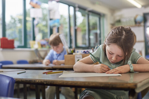 Schülerin beim Schreiben im Unterricht in der Grundschule - CUF03061