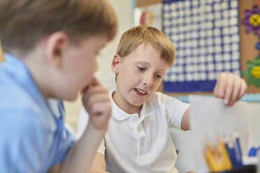 Schüler lernen gemeinsam im Unterricht in der Grundschule - CUF03067