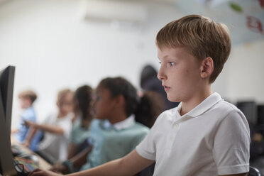 Schüler bei der Arbeit am Computer im Klassenzimmer einer Grundschule - CUF03091