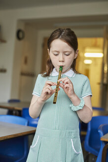 Schülerin spielt Blockflöte im Klassenzimmer einer Grundschule - CUF03105