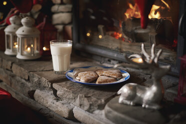 Kekse und Milch, für den Weihnachtsmann, links neben dem Kamin - CUF03128