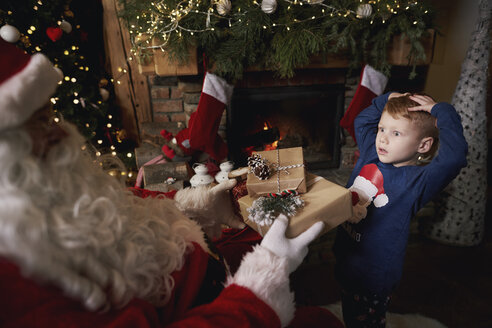 Kleiner Junge erhält Geschenke vom Weihnachtsmann - CUF03130