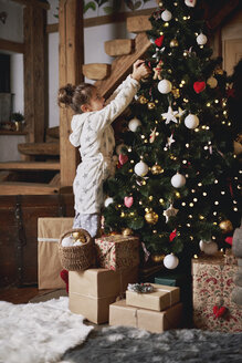 Junges Mädchen beim Schmücken des Weihnachtsbaums - CUF03133