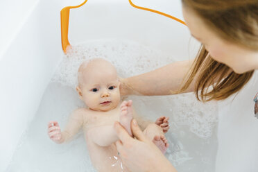 Mutter badet ihre kleine Tochter - CUF03288