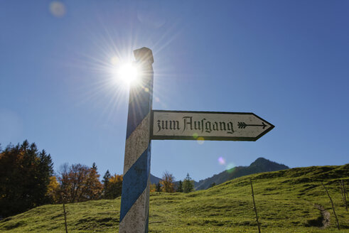 Deutschland, Bayern, Oberbayern, Wegweiser, Ausgang eines Freilichtmuseums gegen die Sonne - LHF00562