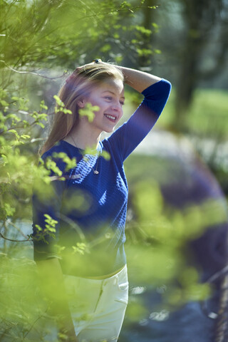 Lächelnde junge Frau genießt den Frühling, lizenzfreies Stockfoto