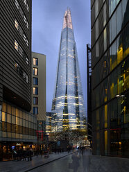 Fußgängerzone und Blick auf The Shard in der Abenddämmerung, London, UK - CUF03381