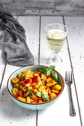 Salat aus Gnocchi, Zucchini, roter Paprika und Basilikum - SARF03726