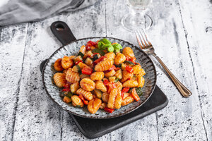 Salat aus Gnocchi, Zucchini, roter Paprika und Basilikum - SARF03727