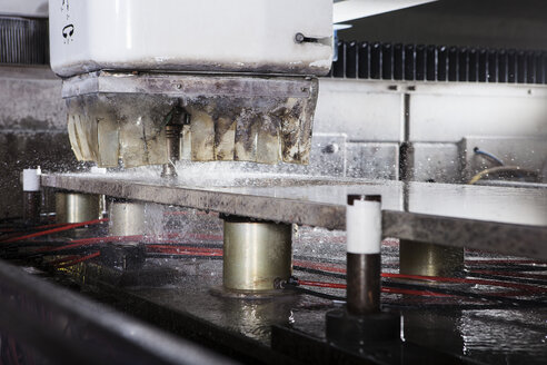 CNC-Maschine bei der Bearbeitung einer Bramme - CVF00459