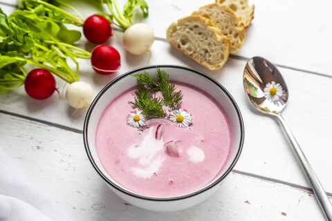 Radieschensuppe mit Baguette, lizenzfreies Stockfoto