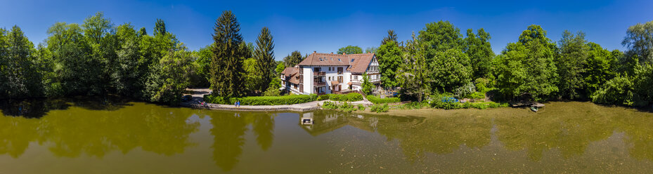 Deutschland, Hessen, Dreieich, Alte Mühle mit Teich - AMF05721