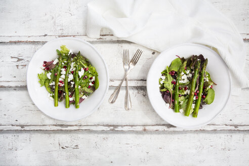 Gemischter Salat mit gebratenem grünem Spargel, Feta und Granatapfelkernen - LVF06954