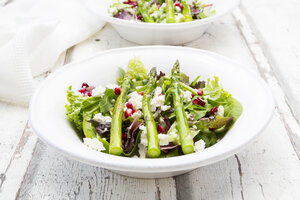 Gemischter Salat mit gebratenem grünem Spargel, Feta und Granatapfelkernen - LVF06955