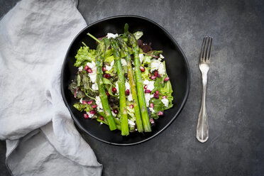 Gemischter Salat mit gebratenem grünem Spargel, Feta und Granatapfelkernen - LVF06957