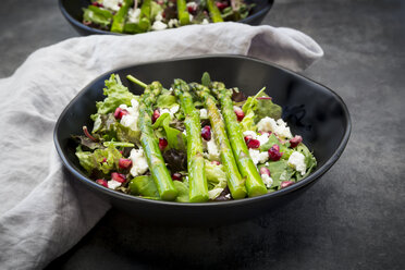 Mixed salad with fried green asparagus, feta and pomegranate seeds - LVF06958