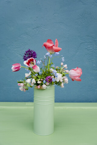 Vase mit Blumenstrauß, Lauchblüte, Vergissmeinnicht, Tulpe, lizenzfreies Stockfoto