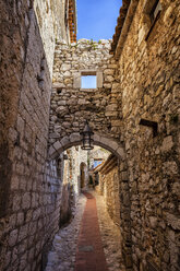 Frankreich, Provence-Alpes-Cote d'Azur, Eze, mittelalterliches Dorf, enge Gasse und alte Steinmauern - ABOF00349