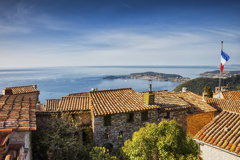 Frankreich, Alpes Maritimes, Französische Riviera, Cote d'Azur, Eze mittelalterliche Dorfhäuser, Blick auf das Mittelmeer - ABOF00350