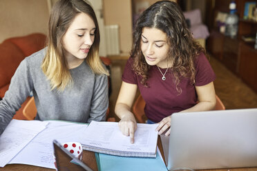 Zwei Studentinnen am Schreibtisch arbeiten und lernen zusammen - JRFF01620