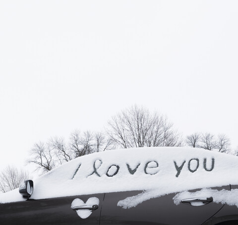 Ich liebe geschrieben in Schnee am Auto nachts - ein lizenzfreies