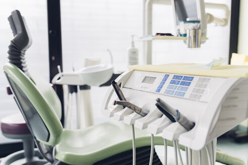 Zahnarztstuhl und Ausrüstung in einer Zahnarztpraxis - CUF03442